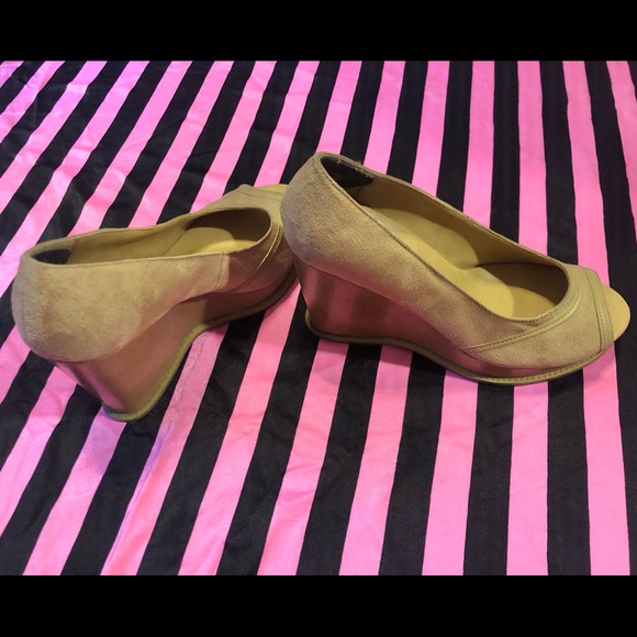 Sz 8.5 Apostrophe tan 4” suede platform heels - Picture 2 of 4